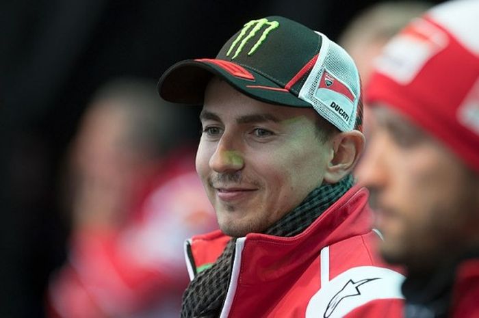 Pebalap tim Ducati, Jorge Lorenzo, tersenyum kepada fan dalam sesi 