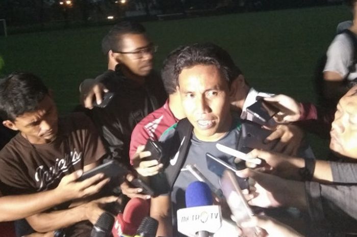 Asisten Pelatih Timnas Indonesia U-22 Bima Sakti memberikan keterangan kepada pers soal pencoretan Bagas Adi Nugraha dari skuad Garuda, di Lapangan Sekolah Pelita Harapan, Karawaci, Tangerang, Jumat (11/8/2017).