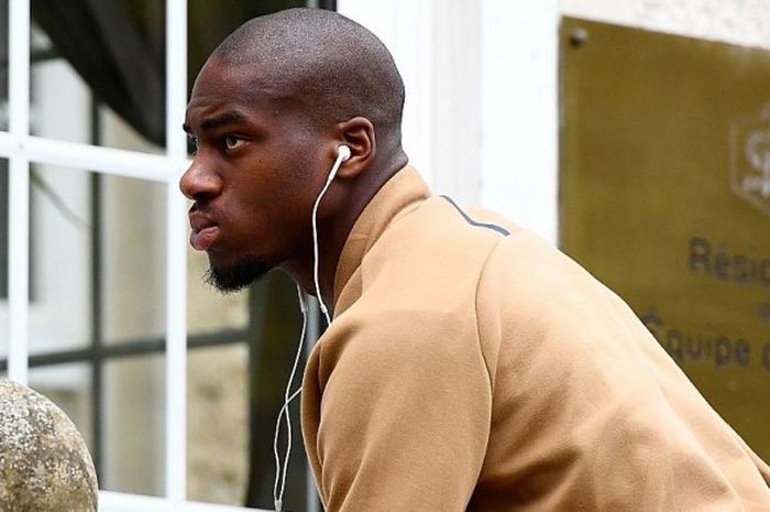 Gelandang Inter Milan, Geoffrey Kondogbia, saat tiba di tempat latihan timnas Prancis, Clairefontaine, 29 Agustus 2016, sebagai persiapan laga uji coba lawan Italia.