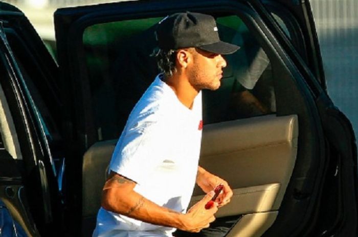 Neymar melakukan transit di Porto dalam perjalanan menuju penandatanganan kontrak di PSG, Kamis (3/8/2017). 
