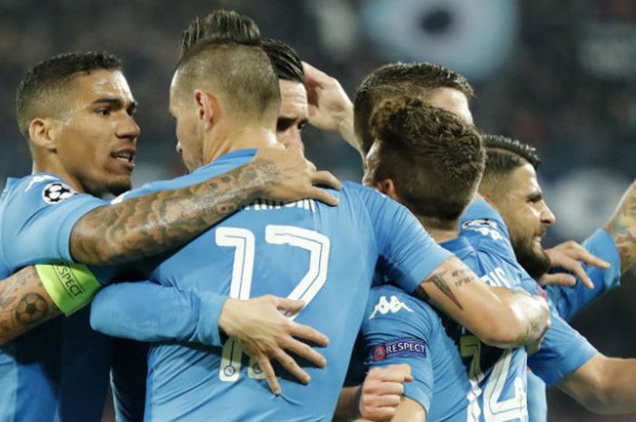 Para pemain Napoli merayakan gol ke gawang Manchester City dalam laga di Stadion San Paolo, Rabu (1/11/2017)