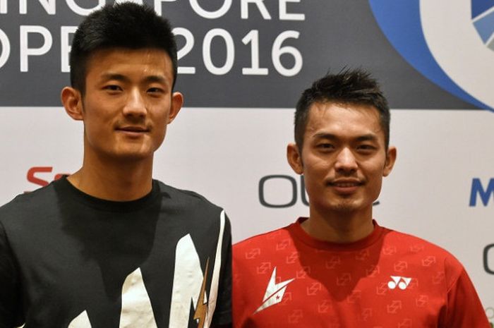 Dua pebulu tangkis tunggal putra China, Chen Long (kiri) dan Lin Dan, berpose pada sesi konferensi pers di Singapura, 12 April 2016.