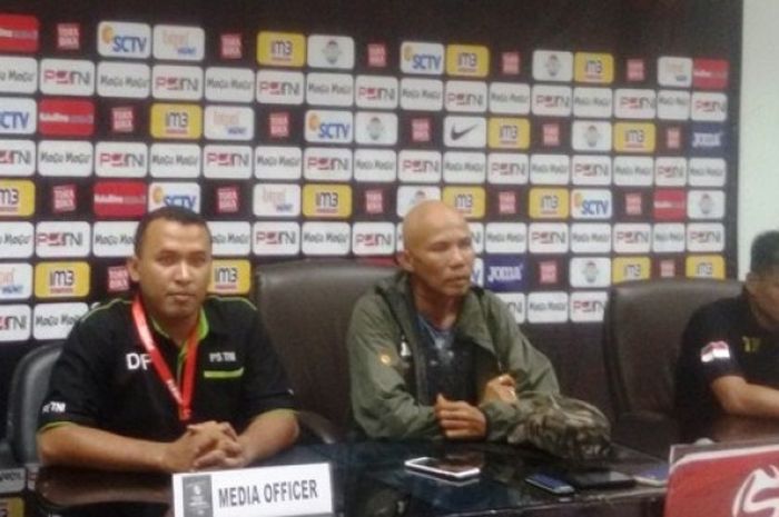 Pelatih PS TNI, Suharto AD, memberikan keterangan pers usai pertandingan TSC 2016 melawan Arema Cronus di Stadion Pakansari, Bogor, Minggu (31/7/2016)