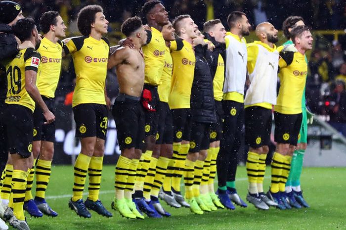 Pemain Borussia Dortmund merayakan kemenangan di depan suporternya.