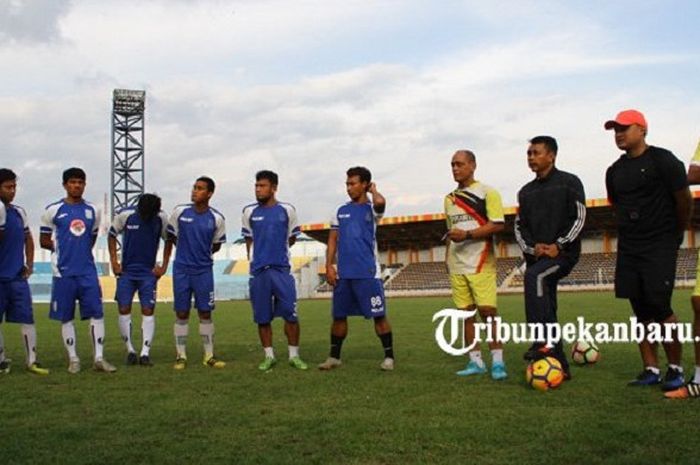 Calon pemain PSPS yang mengikuti seleksi melakukan latihan bersama Pelatih Kepala Jafri Sastra di Stadion Kaharuddi Nasution, Rumbai 