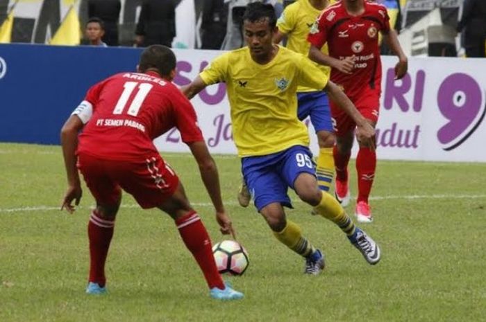 Pemain muda Persegres, Komarudin mencoba melewati hadangan bek Semen Padang, Hengky Ardiles (11) pada laga pekan kedua Liga 1 musim 2017 di Stadion Tri Dharma, Gresik,  Jumat (21/4/2017).