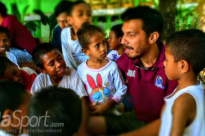 Joao Bosco Cabral asik bercengkrama dengan anak-anak panti asuhan Roslin di Kupang, NTT saat Mitra D