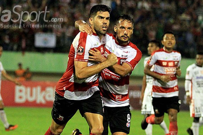 Kapten Madura United, Fabiano Beltrame (kiri), melakukan selebrasi bersama rekan setimnya, Raphael Maitimo, seuai mencetak gol ke gawang Bali United lewat titik penalti dalam laga babak 8 besar Piala Presiden 2018 di Stadion Manahan Solo, Jawa Tengah, Sabtu (03/02/2018) malam.