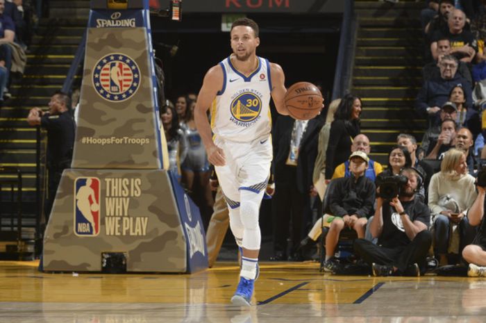 Stephen Curry saat Golden State Warriors menjamu Minnesota Timberwolves di Oracle Arena, California,