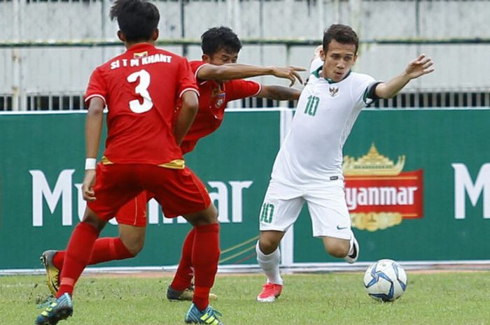 Penyerang timnas U-19 Indonesia, Egy Maulana Vikri beraksi pada laga kontra Myanmar di perebutan peringkat ketiga Piala AFF U-18 di Thuwunna Stadium, Yangon, Myanmar, Minggu (17/9/2017.
