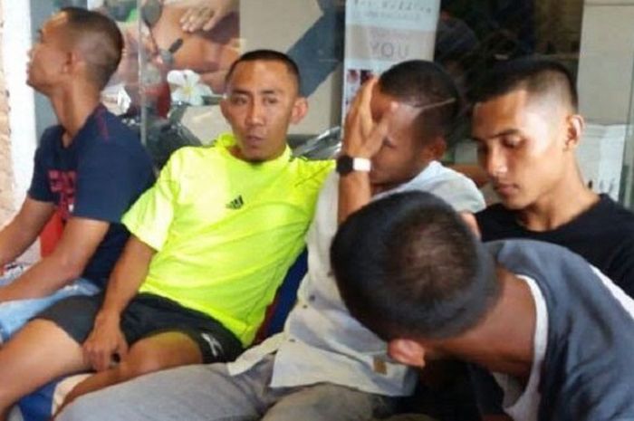 Para pemain Persebaya Surabaya usai cukur gundul di salah satu babershop dekat hotel di Kota Bandung, sebagai wujud syukur timnya lolos final Liga 2 sekaligus untuk memenuhi nazar, Minggu (26/11/2017). 