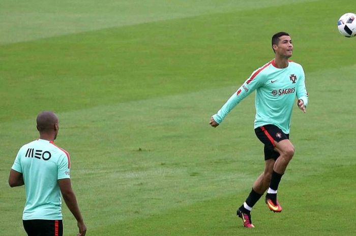 Penyerang Portugal, Cristiano Ronaldo, berlatih jelang melakoni babak perempat final melawan Polandia. 