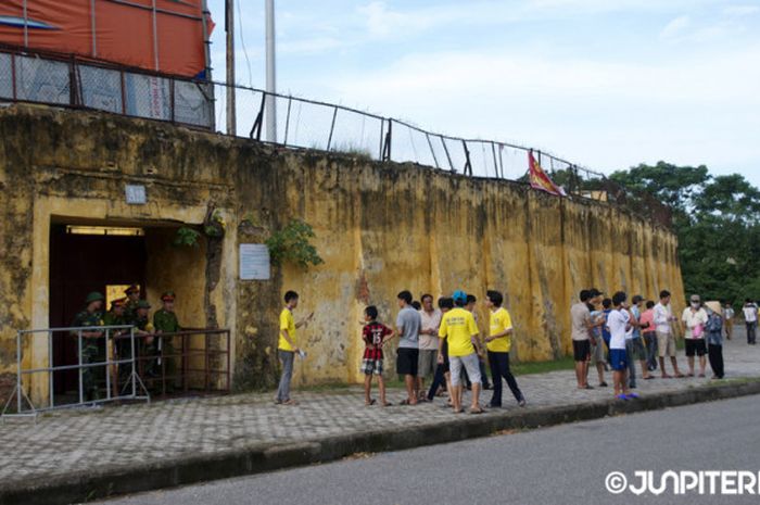 Kondisi pintu masuk Stadion Vinh yang menjadi kandang Song Lam Nghe An di Piala AFC 2018.