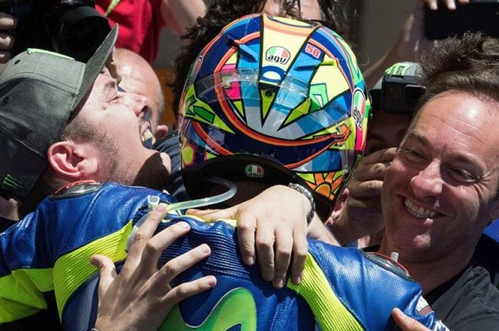 Pebalap tim Movistar Yamaha, Valentino Rossi, merayakan keberhasilannya finis kedua GP AS dengan rekan setimnya seusai lomba di Circuit of The Americas, Austin, (23/4/2017).