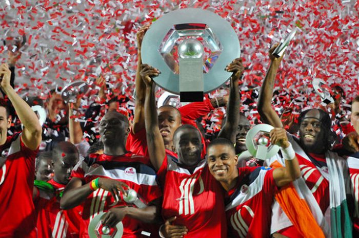 Para pemain Lille merayakan keberhasilan menjuarai Liga Prancis 2010-2011 di Stadion Lille Metropole pada 29 Mei 2011. 