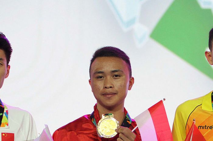 Ridel Yesaya Sumarandak (tengah) sukses meraih medali emas pertama untuk Indonesia di cabang olahraga eSports setelah mengalahkan China 3-1 di gim Clash Royale, Senin (27/8/2018).