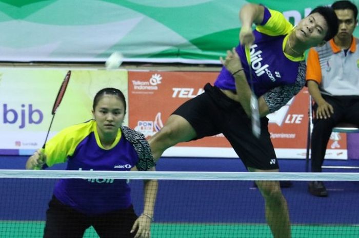 Pasangan ganda campuran Jawa Tengah, Praveen Jordan/Melati Daeva Oktavianti, saat bertanding melawan
