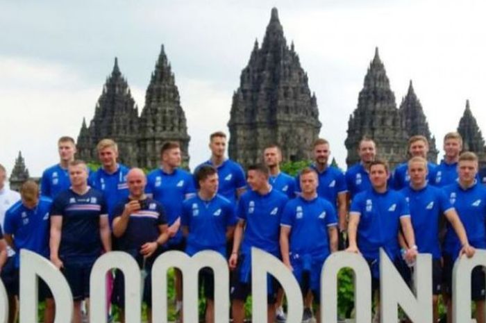 Pemain dan ofisial Islandia saat berfoto di Candi Prambanan, Klaten, Jawa Tengah. 