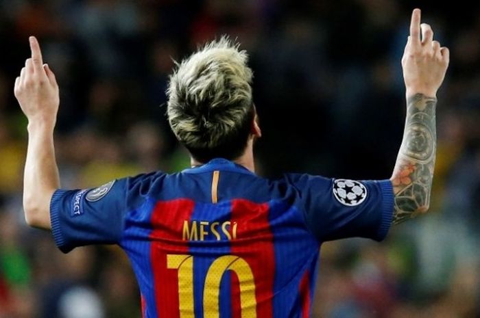 Penyerang Barcelona, Lionel Messi, merayakan golnya dalam pertandingan Liga Champions melawan Manchester City di Stadion Camp Nou, Rabu (19/10/2016).