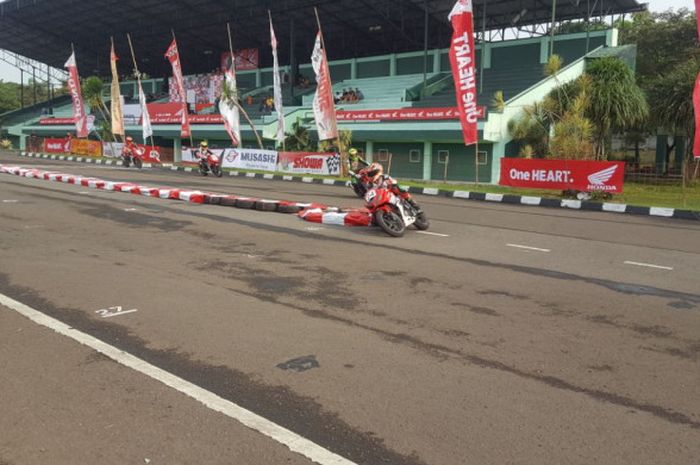 Honda Dream Cup (HDC) 2018 putaran pertama Kelas Sport 150cc Standar Seeded di Cimahi, Jawa Barat pada 21-22 April 2018.