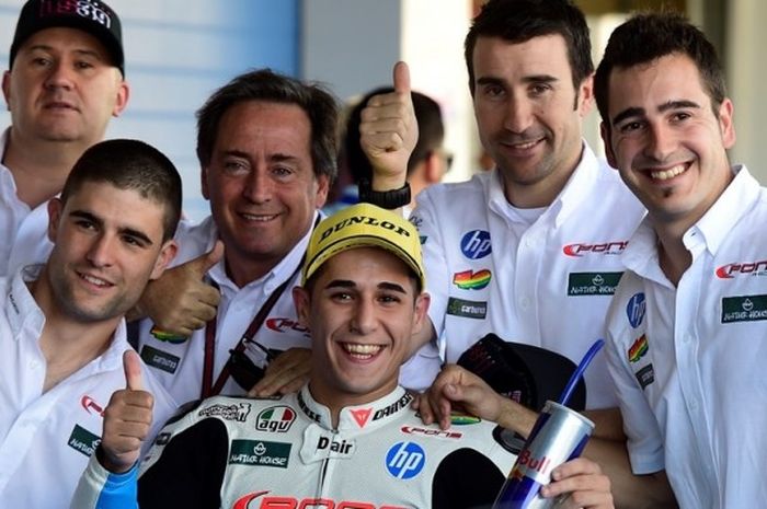 Foto ini diambil pada 3 Mei 2014 ketika pebalap Pons HP 40 asal Spanyol, Luis Salom (tengah), merayakan keberhasilan mencatat putaran tercepat ketiga pada sesi kualifikasi Moto2 Spanyol di Sirkuit Jerez.