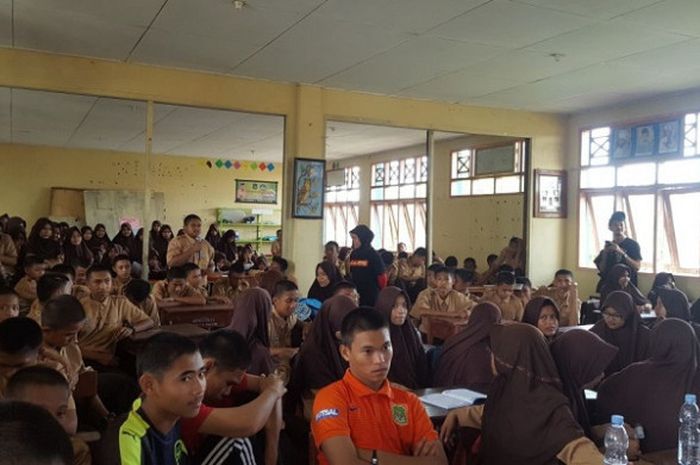 Murid SMAN 1 Sidrap, Sulawesi Selatan, menyimak penjelasan tim dalam kunjungan Honda Dream Cup 2017 Regional Sulawesi Selatan, Sabtu (21/10/2017).