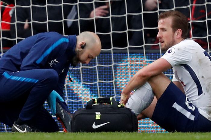 Bomber Tottenham Hostpur, Harry Kane, mendapat penanganan medis setelah mengalami cedera pergelangan kaki di pertandingan melawan Bournemouth di Stadion Vitality, Minggu (11/3/2018) malam WIB.