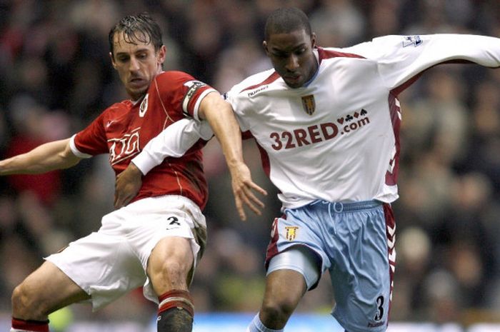 Pemain Manchester United, Gary Neville (kiri), berduel dengan pemain Aston Villa, Jlloyd Samuel, dalam laga ronde ketiga Piala FA di Stadion Old Trafford, Manchester pada 7 Januari 2007.