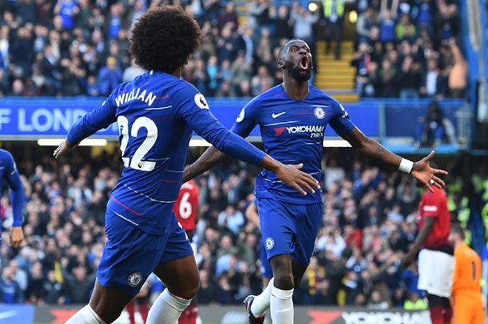 Bek Chelsea, Antonio Ruediger (tengah), merayakan gol yang dicetak ke gawang Manchester United dalam laga Liga Inggris di Stadion Stamford Bridge, London, Inggris pada 20 Oktober 2018.