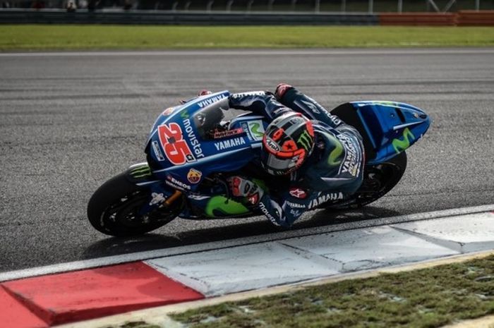 Pebalap Movistar Yamaha MotoGP asal Spanyol, Maverick Vinales, memacu motornya pada hari ketiga tes pramusim MotoGP 2017 di Sirkuit Sepang, Malaysia, Rabu (1/2/2017).