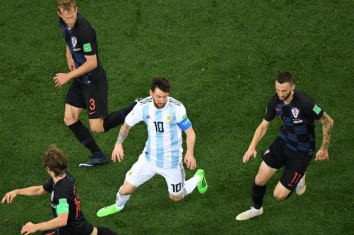  Bintang timnas Argentina, Lionel Messi (tengah), di antara kawalan tiga pemain Kroasia, Ivan Strinic (atas), Marcelo Brozovic (kanan), dan Luka Modric dalam laga Grup D Piala Dunia 2018 di Stadion Nizhny Novgorod, 21 Juni 2018.  