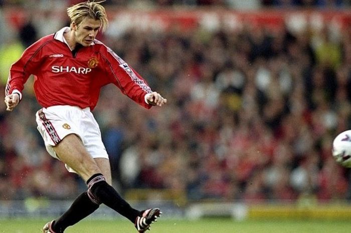 David Beckham saat beraksi melepaskan tembakan dalam laga Manchester United kontra Newcastle United di Old Trafford, Manchester, 8 November 1998.