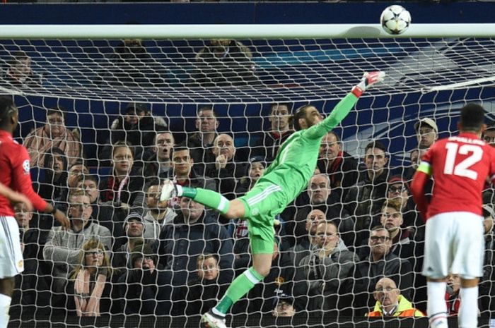  Kiper Manchester United, David De Gea (tengah), berusaha menghalau tembakan penyerang Sevilla, Wissam Ben Yedder, dalam laga leg kedua babak 16 besar Liga Champions di Stadion Old Trafford, Manchester, Inggris, pada 13 Maret 2018. 