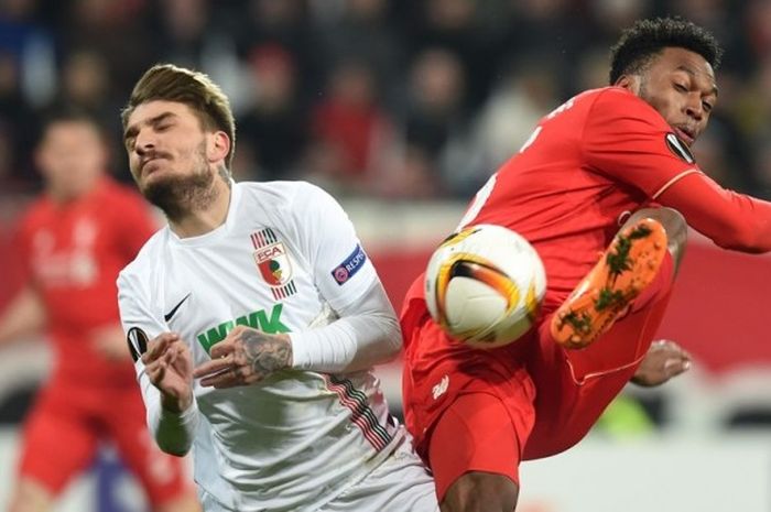 Pemain belakang Augsburg, Konstantinos Stafylidis (kiri), dan striker Liverpool, Daniel Sturridge, berduel saat kedua tim bertemu pada leg pertama babak 16 besar Liga Europa, Kamis (18/2/2016).