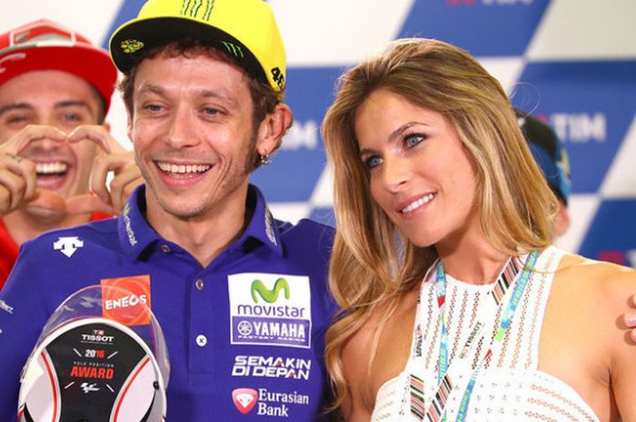 Andrea Iannone, Valentino Rossi, dan Eleonora Pedron saat menghadiri award di Sirkuit Muggelo pada tahun 2016.