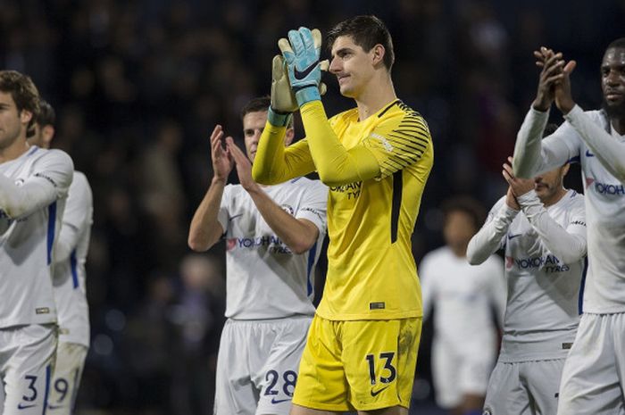 Para pemain Chelsea, Marcos Alonso, Cesar Azpilicueta, Thibaut Courtois, dan Tiemoue Bakayoko bertepuk tangan untuk penggemar seusai laga Liga Inggris kontra West Bromwich Albion di Stadion The Hawthorns, West Bromwich, pada 18 November 2017.