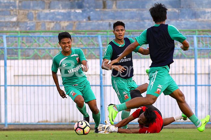 Pemain Madura United mengikuti latihan rutin di Stadion Gelora Bangkalan, Jawa Timur, Rabu (06/09/2017) sore.