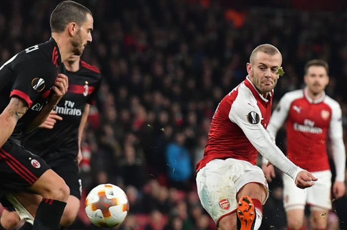 Aksi gelandang Arsenal, Jack Wilshere (kanan), saat melepaskan tembakan ke gawang AC Milan dalam laga leg 2 babak 16 besar Liga Europa di Stadion Emirates, London, Inggris, pada Kamis (15/3/2018).