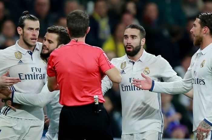 Winger Real Madrid, Gareth Bale (kiri), melakukan protes kepada wasit David Fernandez dalam pertandingan La Liga kontra Las Palmas di Stadion Santiago Bernabeu, Madrid, Spanyol, pada 1 Maret 2017.