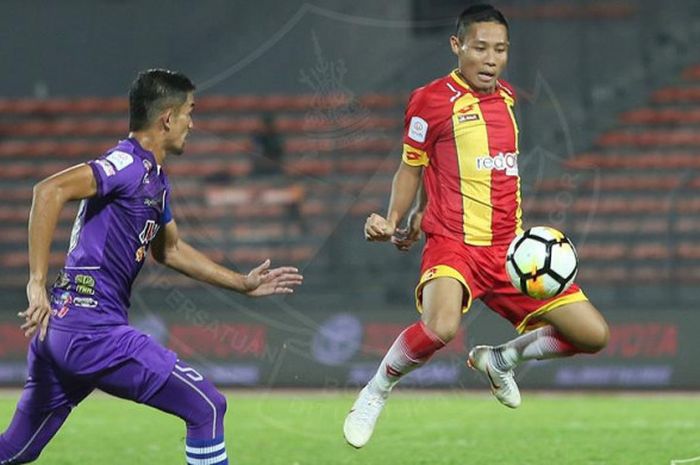 Gelandang Selangor FA, Evan Dima mengontrol bola saat timnya bersua Kuala Lumpur FA untuk pekan 19 lanjutan Liga Super Malaysia 2018 di Stadion Cheras, Kuala Lumpur, 15 Juli 2018. 