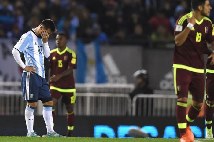 Kapten timnas Argentina, Lionel Messi, bereaksi setelah Venezuela mencetak gol di ajang Kualifikasi Piala Dunia 2018 pada 5 September 2017.