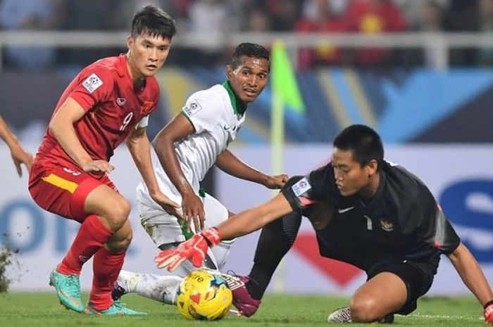  Kiper Indonesia, Kurnia Meiga (kanan), mencoba mengamankan bola dari striker sekaligus kapten Vietnam, Le Cong Vinh pada semifinal kedua Piala AFF 2016 di Stadion My Dinh, Hanoi, Rabu (7/12/2016) malam.   