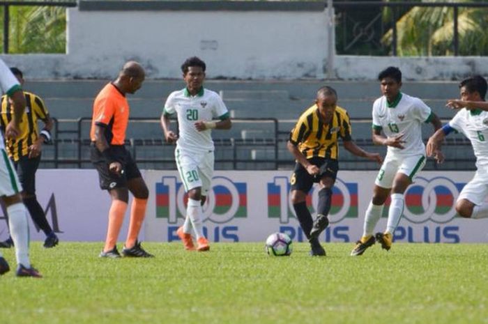 AKsi para pemain timnas U-16 Indonesia dan timnas U-16 Malaysia (kaus belang hitam kuning) pada uji coba di Stadion Petaling Jaya, Selangor, 6 Juli 2018. 