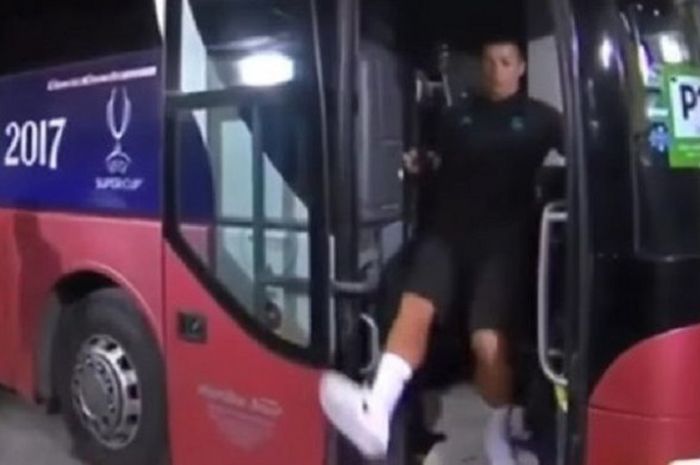 Cristiano Ronaldo terpeleset di bus menjelang laga Real Madrid kontra Manchester United, Rabu (9/8/2017).