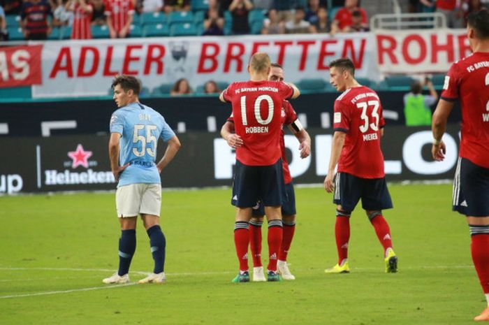 Penyerang Bayern Muenchen, Arjen Robben, merayakan gol yang dia cetak ke gawang Manchester City dalam lanjutan ICC 2018 di Miami, 28 Juli 2018.