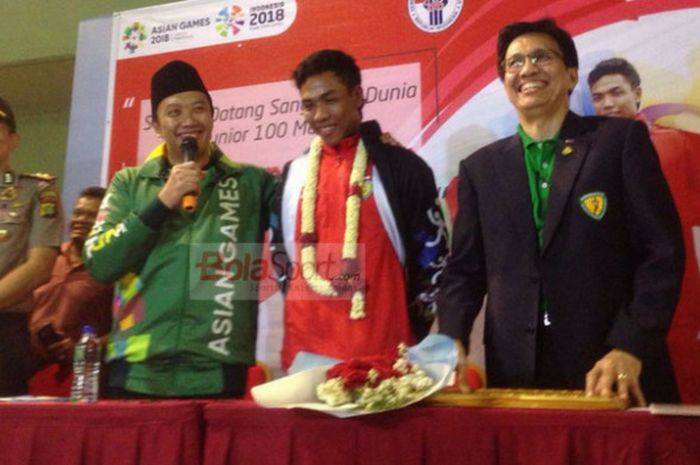  Menteri Pemuda dan Olahraga, Imam Nahrawi (berjaket hijau), menyambut pelari muda Indonesia, Lalu Mohammad Zohri (berkaus merah) di Terminal 3 Bandara Soekarno Hatta, Selasa (17/7/2018) 