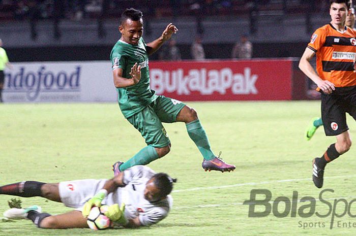 Gelandang Persebaya Surabaya, Irfan Jaya, menghidari hadangan kiper Perseru Serui pada Laga Piala Presiden Grup C di Gelora Bung Tomo, Selasa (23/1/2018).