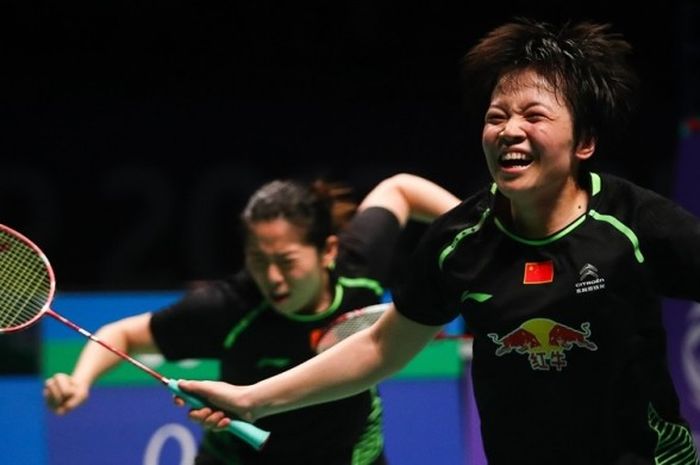 Pasangan ganda putri China, Chen Qingchen (kanan)/Jia Yifan, merayakan kemenangan atas wakil Jepang, Misaki Matsutomo/Ayaka Takahashi, pada partai kelima babak semifinal Piala Sudirman 2017 di Gold Coast, Australia, Sabtu (27/5/2017).