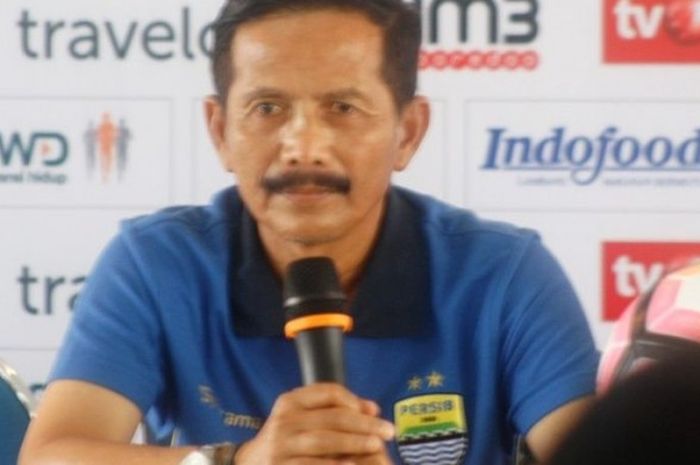 Pelatih Persib Bandung, Djadjang Nurdjaman, berbicara kepada pers di Graha Persib, Jumat (14/4/2017).