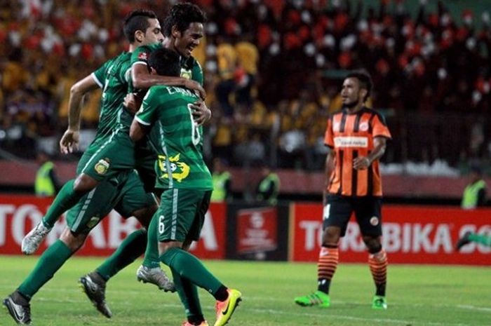 Selebrasi gelandang Bhayangkara Surabaya United, Ilham Udin Armaiyn, seusai mencetak gol kedua timnya pada laga kontra Perseru Serui di Stadion Gelora Delta, Sidoarjo, Senin (29/8/2016).